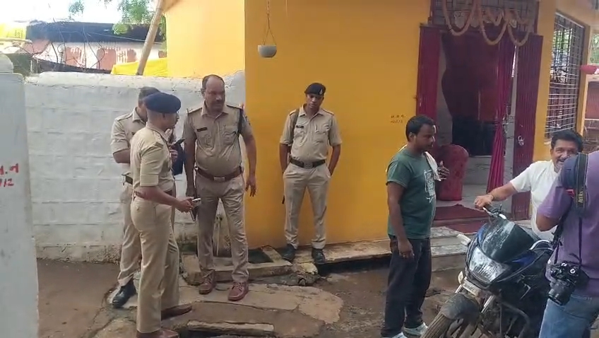 गुना में आंखों में मिर्ची झोंककर 15 लाख की लूट:  धनिया व्यापारी का कर्मचारी कलेक्शन का पैसा जमा करने जा रहा था; CCTV में कैद हुए बदमाश – Guna News