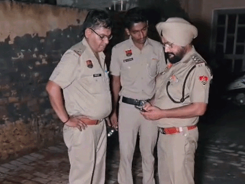 कुटेल गांव में व्यक्ति की हत्या के बाद मौके पर पहुंची मधुबन थाना पुलिस की टीम।
