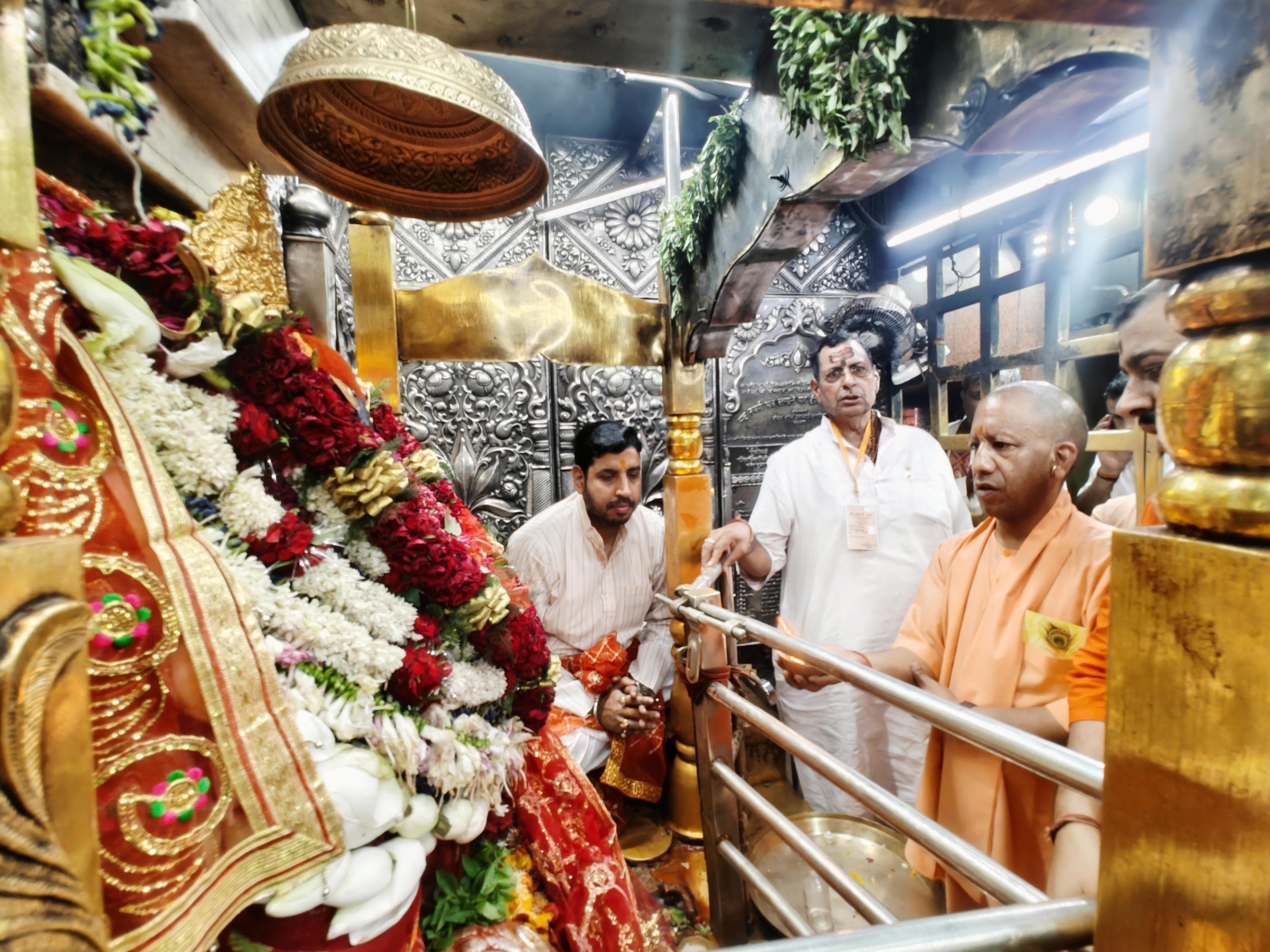 मिर्जापुर में सीएम योगी ने की विकास-कार्यों की समीक्षा बैठक, कहा- 15 जुलाई तक भेजें विकास प्रस्ताव