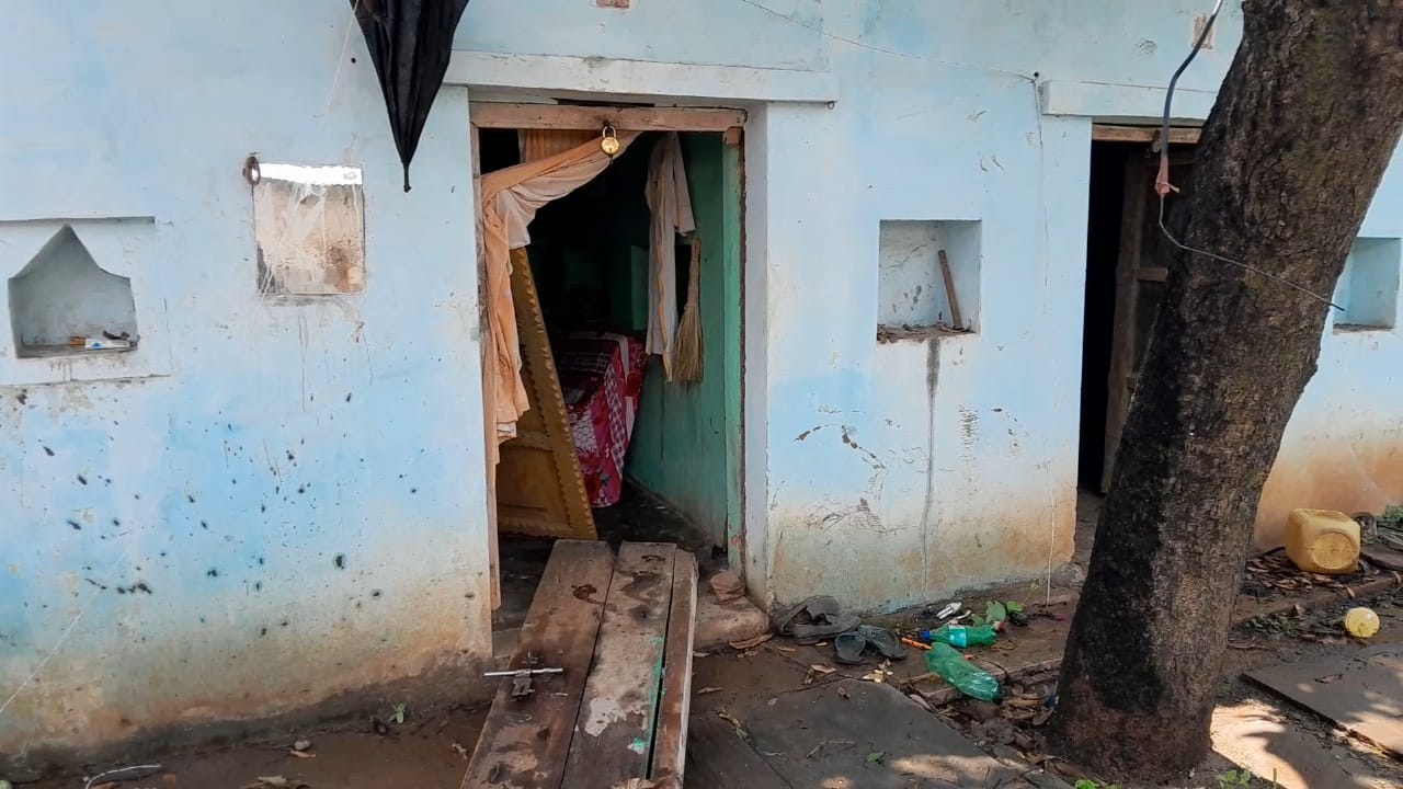 ग्रामीणों का कहना है की हाथियों ने मकानों के गेट तोड़ दिए।