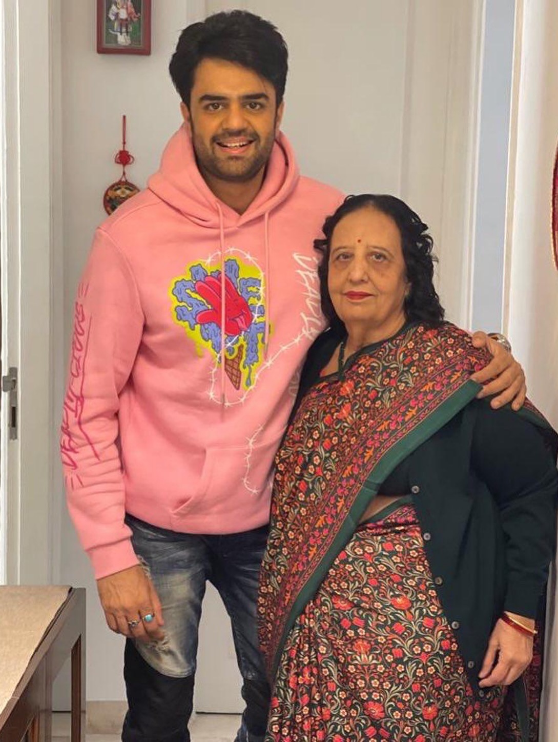 मनीष पॉल की टीम ने बयान जारी कर बताया कि एक्टर की मां का दिल्ली में देहांत हो गया है।