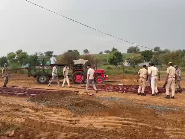 पुलिस, प्रशासन और अजमेर डिस्कॉम ने संयुक्त कार्रवाई की।