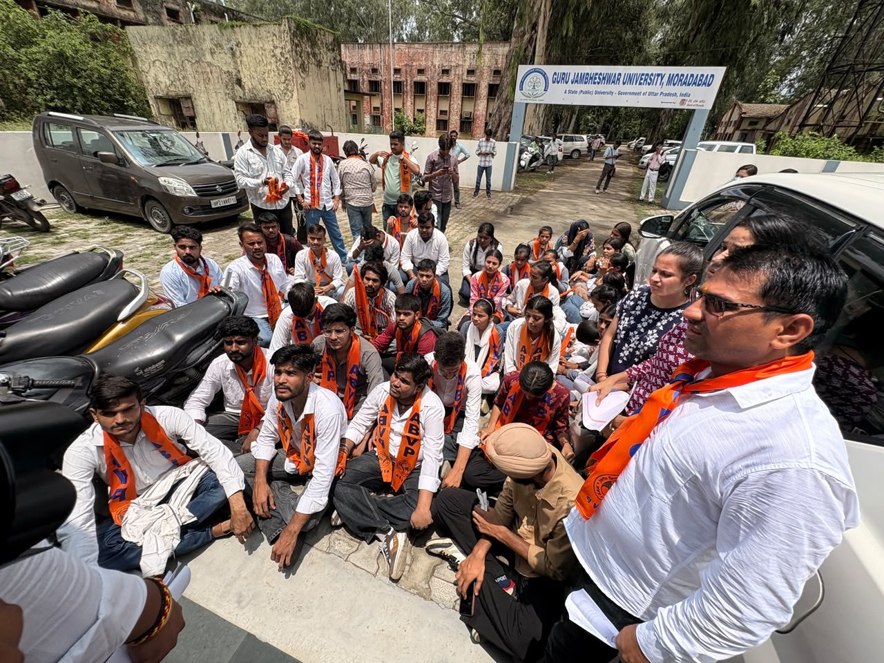 एबीवीपी ने उग्र आंदोलन करने की चेतावनी दी।