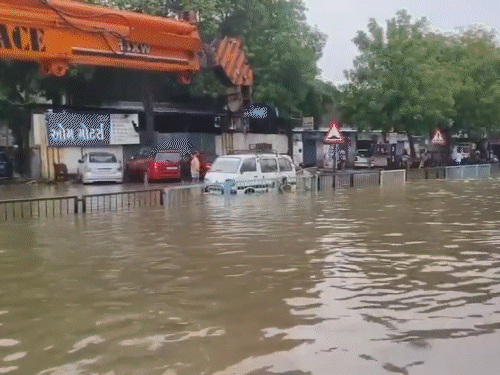 पुणे में मुथा नदी उफान पर है। निचले इलाकों में नदी का पानी घुस गया है।