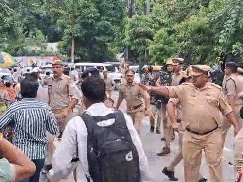 पुलिस ने लाठी फटकार के प्रदर्शन कर रहे लोगों को भगाया।