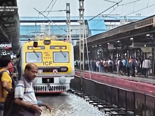 महाराष्ट्र नाला सुपारा में रेलवे स्टेशन पर पानी भरा।