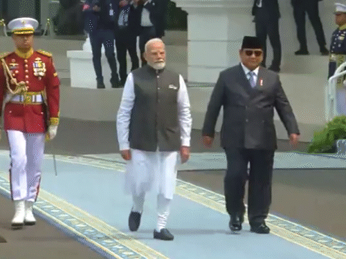 अपनी इंडोनेशिया यात्रा के दौरान मोदी ने वहां भारतीय समुदाय के बच्चों से मुलाकात की।