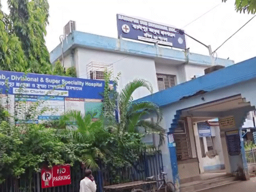 बंगाल में बच्ची से रेप-मर्डर का आरोपी एनकाउंटर में ढेर: पुलिस बोली- राइफल छीनकर भाग रहा था; तालाब से मिला था नाबालिग का शव 8 जुलाई: एनकाउंटर में ढेर आरोपी का शव बारुईपुर जिला अस्पताल में रखा गया।