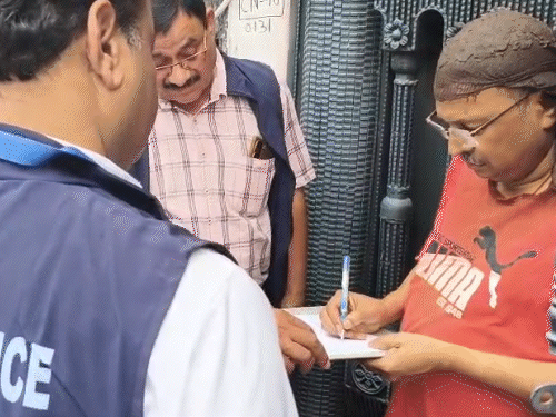 लाल टीशर्ट में आरोपी अफसर ललित कुमार है। तलाशी से पहले वारंट पर उनके साइन कराए गए।