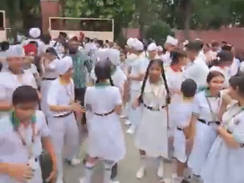 आग लगने के बाद स्कूल में अफरा तफरी मच गई। स्कूल के मेन गेट के बाहर खड़े बच्चे।