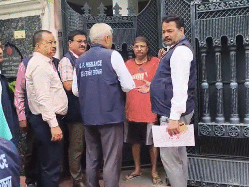 लखनऊ में ललित कुमार का आलीशान मकान है।
