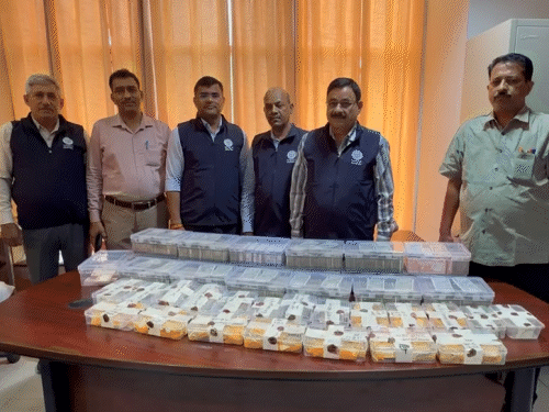 सोने के बिस्किट, गहने और अन्य कीमती सामान बरामद हुए हैं।