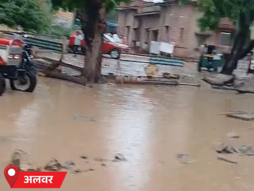 अलवर में बुधवार को दिनभर बारिश हुई। शहर के कई हिस्सों में बारिश का पानी जमा है। इससे लोगों को परेशानी हो रही है। फोटो: अलवर जिला हॉस्पिटल का है।