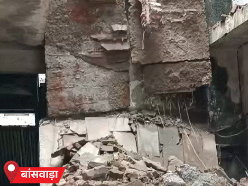बांसवाड़ा के चेतक कॉम्प्लेक्स में एक बिल्डिंग की तीन मंजिला इमारत की सीढ़ियां और उनकी छत ढह गईं।