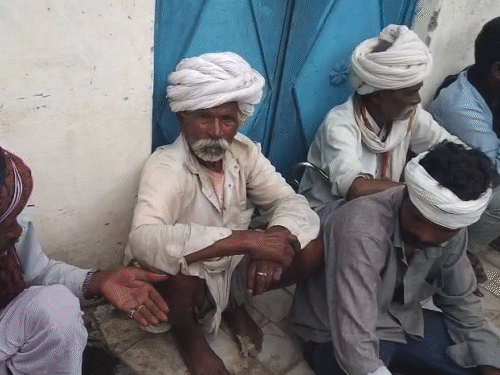 परिजनों को सांत्वना देने के लिए पूरा गांव आया और नम आंखों से अंतिम संस्कार में शामिल हुए।