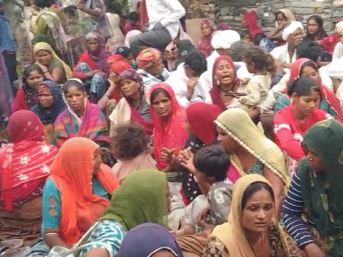 गांव की महिलाएं भी परिवार को सांत्वना देने पहुंचीं।