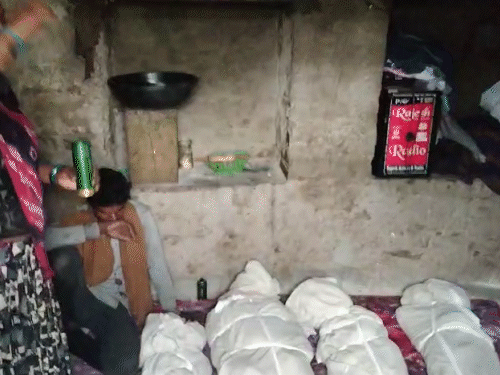 घर में चारों के शव पहुंचे तो परिजन बिलख पड़े।