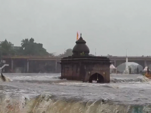 नासिक में गोदावरी नदी का जलस्तर खतरे के निशान से ऊपर पहुंच गया है।