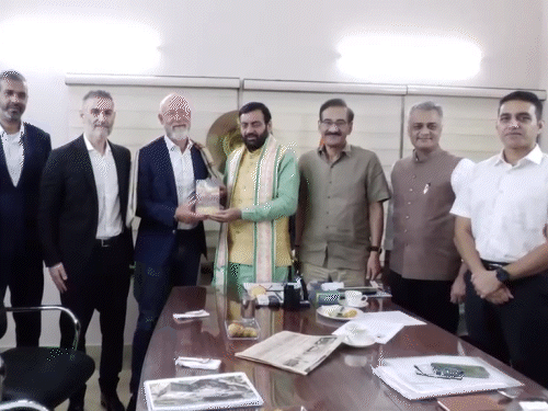 हरियाणा में विदेशी निवेश को बढ़ावा देने की दिशा में बुधवार को एक अहम बैठक हुई। मुख्यमंत्री नायब सिंह सैनी से IKEA इंडिया के सीईओ पैट्रिक एंटोनी ने संत कबीर कुटीर स्थित मुख्यमंत्री आवास पर मुलाकात की। - Dainik Bhaskar