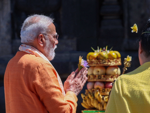 पीएम मोदी बुधवार को इंडोनेशिया के योग्याकार्ता स्थित देश के सबसे बड़े हिंदू मंदिर प्रम्बानन पहुंचे और पूजा की। - Dainik Bhaskar