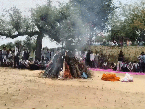 अग्निवीर आर्यन झाझड़िया को उनके चचेरे भाई ने मुखाग्नि दी।