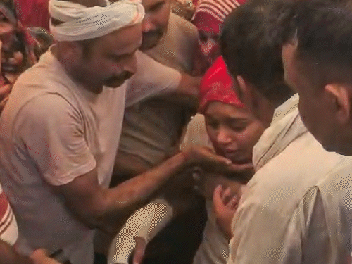 अंतिम दर्शन के दौरान बड़ी बहन पूनम का भी रो-रोकर बुरा हाल हो गया।