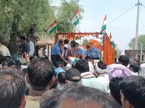 अग्निवीर की पार्थिव देह पैतृक गांव पहुंचते ही शोक की लहर छा गई।
