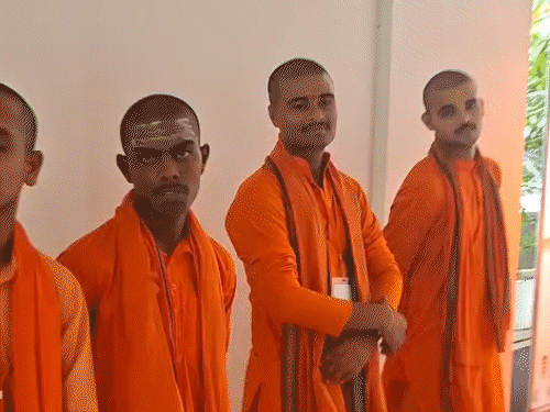 सीएम योगी का 51 बटुकों ने मंत्रोच्चार के साथ स्वागत किया।