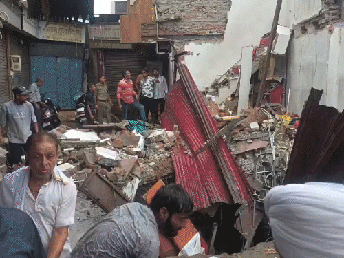 यूपी के आगरा में बारिश से दो मंजिला दुकान ढह गई। हादसे में 6 लोग मलबे में दब गए।