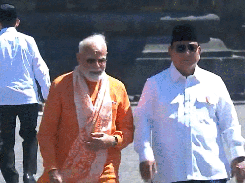 पीएम मोदी और इंडोनेशियाई राष्ट्रपति सुबियांतो एकसाथ मंदिर पहुंचे।