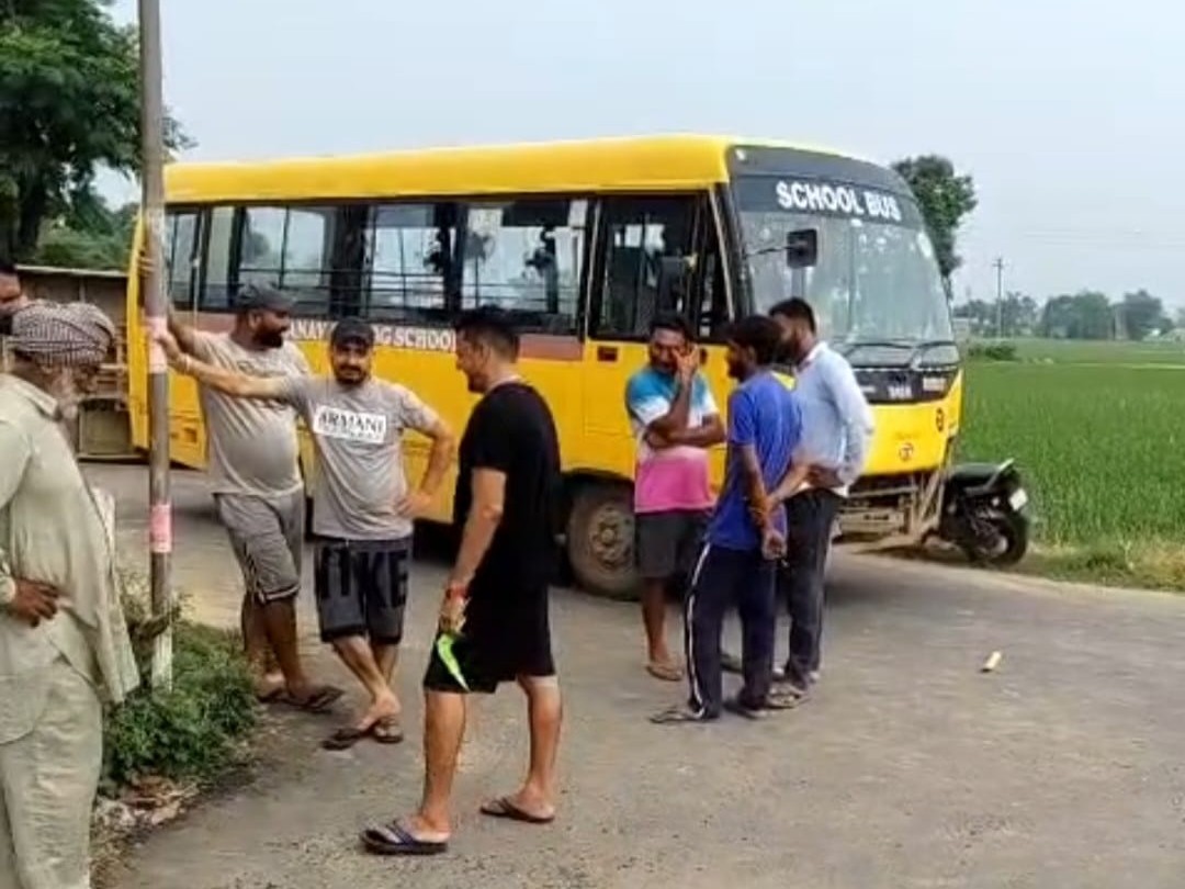 मौके पर मौजूद लोग।