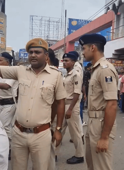 प्रदर्शन के चलते मौके पर पुलिसकर्मियों की तैनाती की गई।