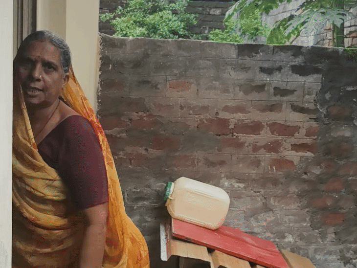 तेंदुआ कहां से घुसा और कहां से निकला, इसकी पूरी स्थिति मुन्नी बाई बता रही हैं।