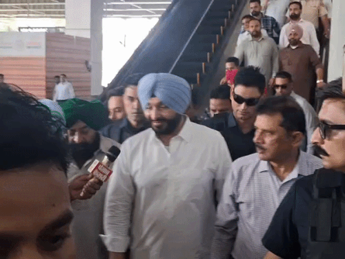 स्टेशन पहुंचने पर रेलवे बोर्ड के वरिष्ठ अधिकारियों और स्थानीय भाजपा नेताओं ने स्वागत किया।