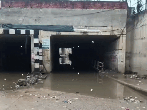 फरीदाबाद में ओल्ड रेलवे अंडरपास को पानी भरने के कारण बंद कर दिया गया।