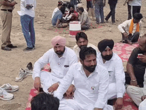 पगड़ी संभाल जट्टा किसान यूनियन से राज्य प्रधान मनदीप नथवान भी सिरसा पहुंचे और भूपेंद्र की पत्नी से मामले की जानकारी ली।