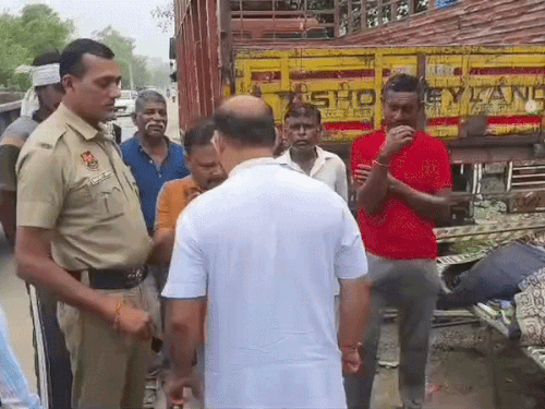 साढौरा में अतिक्रमण हटाने को लेकर बहस करते सेनेटरी इंस्पेक्टर और भाजपा नेता।