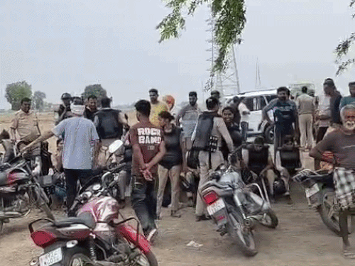 मौके पर मौजूद ग्रामीण व तैनात पुलिस।