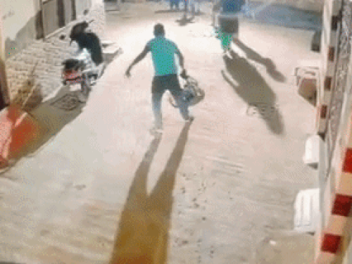 एक बार पटकने के बाद युवक बच्ची की तरफ दोबारा बढ़ा तो वहां मौजूद एक महिला ने उसे गोद में उठा लिया।