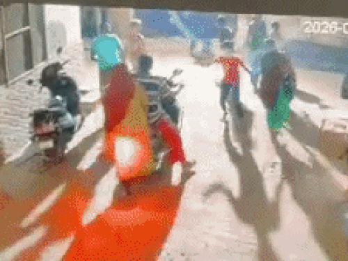 इसके बाद युवक गालियां देता दूसरी तरफ चला गया।