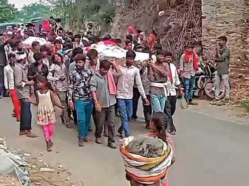 चारों की अंतिम यात्रा में पूरा गांव शामिल हुआ।