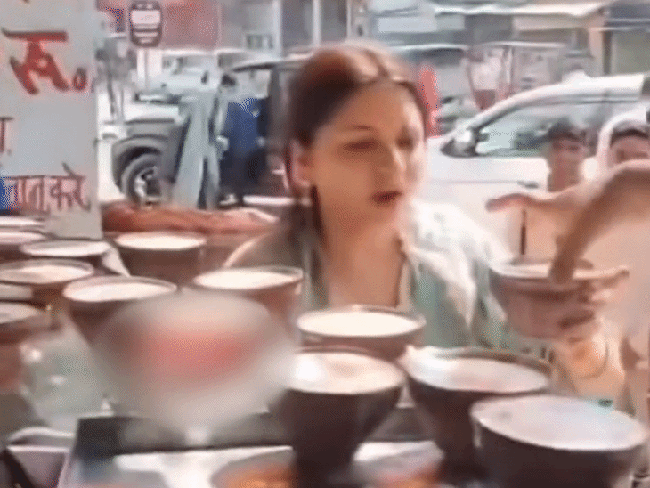 भाग्यश्री ने एक चम्मच के बाद ही पूरा कुल्हड़ छोड़ दिया.
