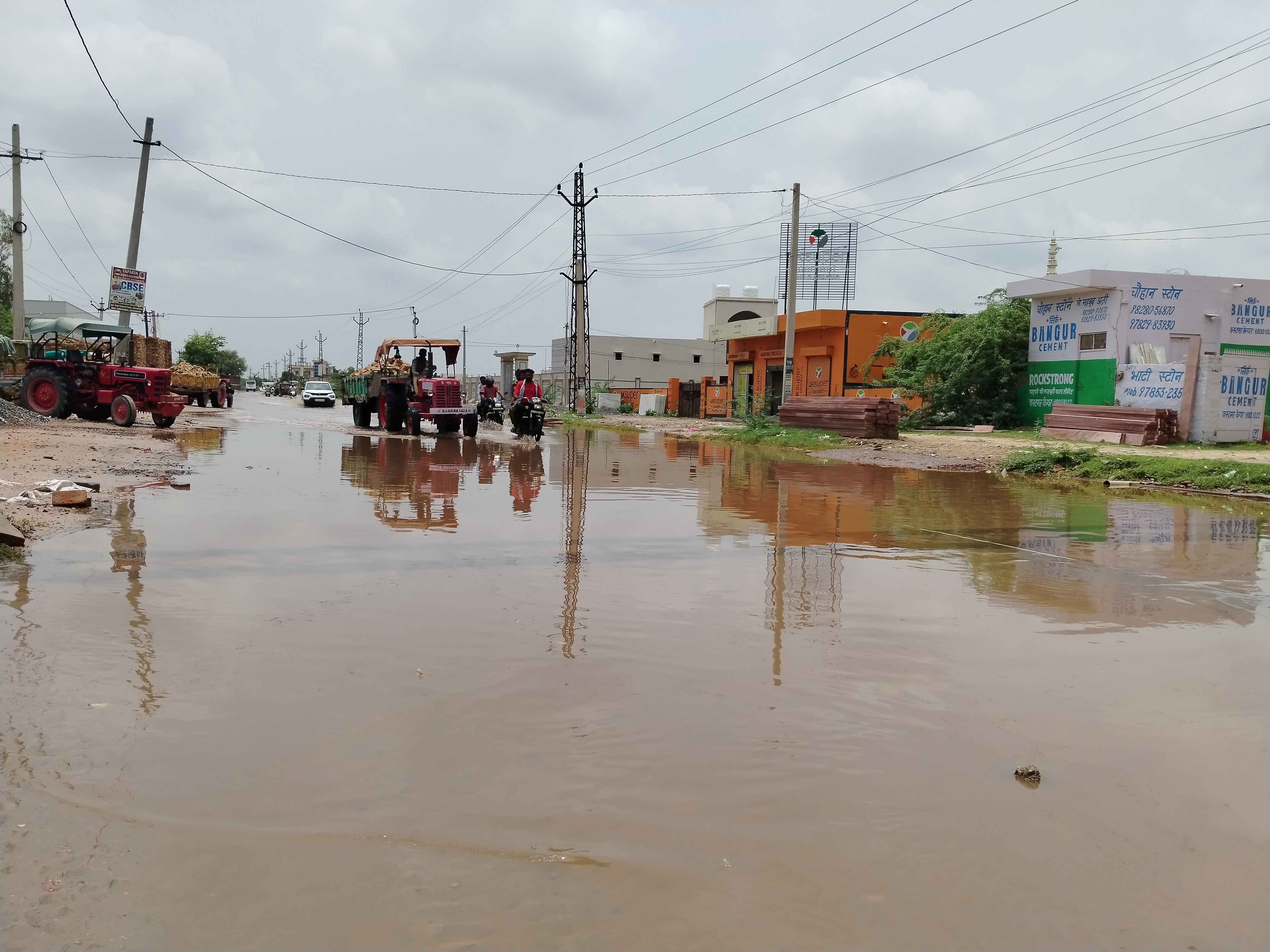 जानगढ़ शहर की लाडनूं रोड पर जलभराव की समस्या से स्थानीय लोग परेशान