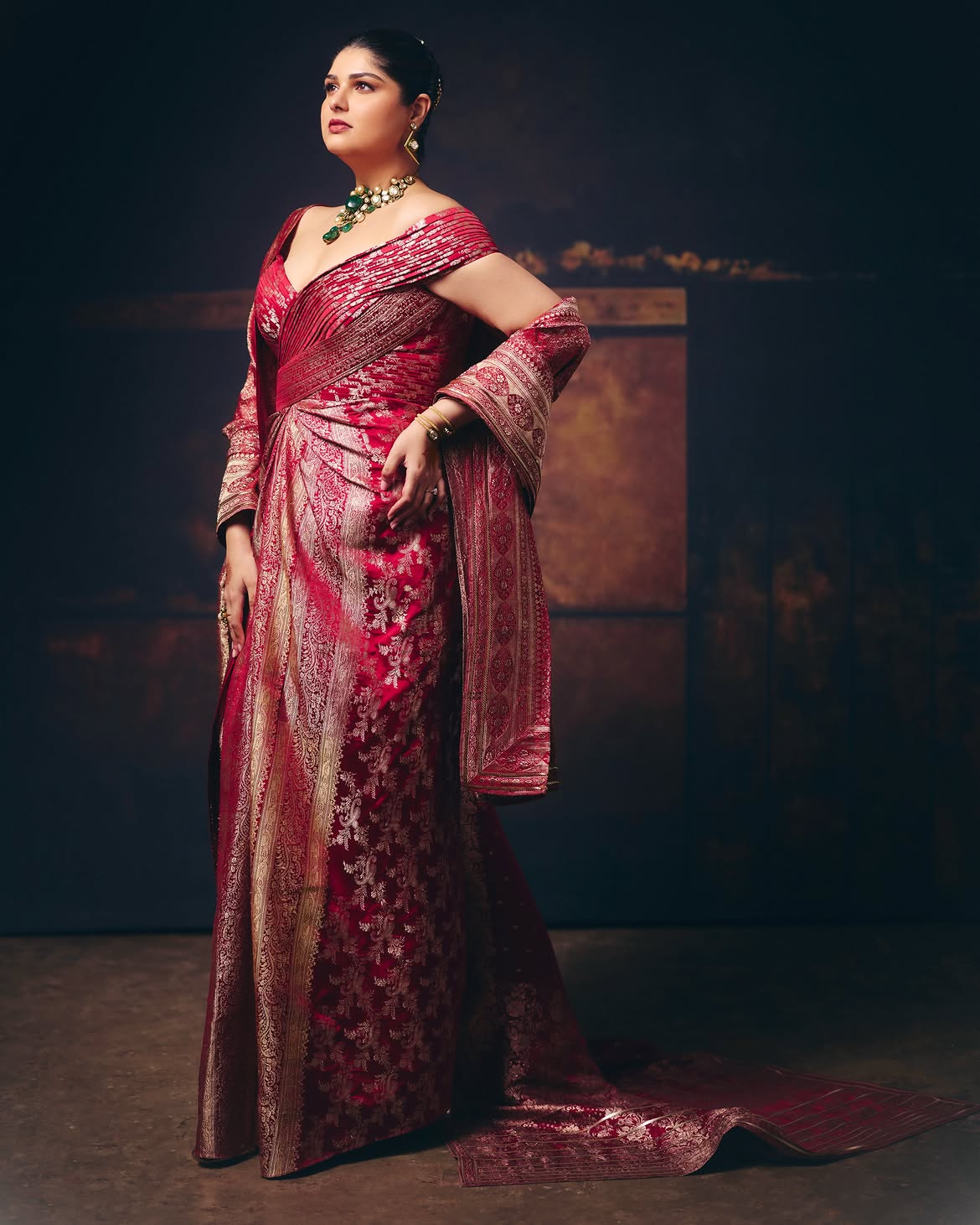 For the reception, the vermilion color was chosen for the outfit at Anshula's request.