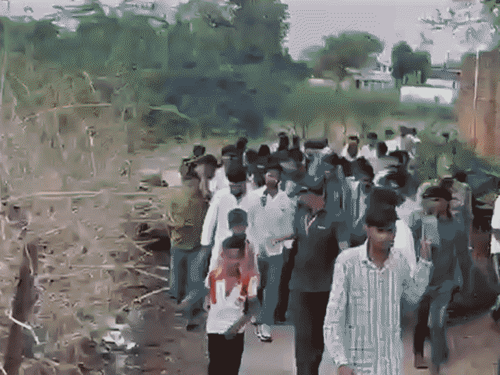 बीजेपी, कांग्रेस और आजाद समाज पार्टी चुनाव प्रचार में जुटी हुई है.