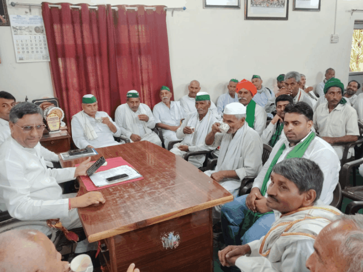 किसान नेताओं ने बीजेपी विधायक प्रदीप चौधरी उर्फ गुड्डू को सौंपा ज्ञापन।