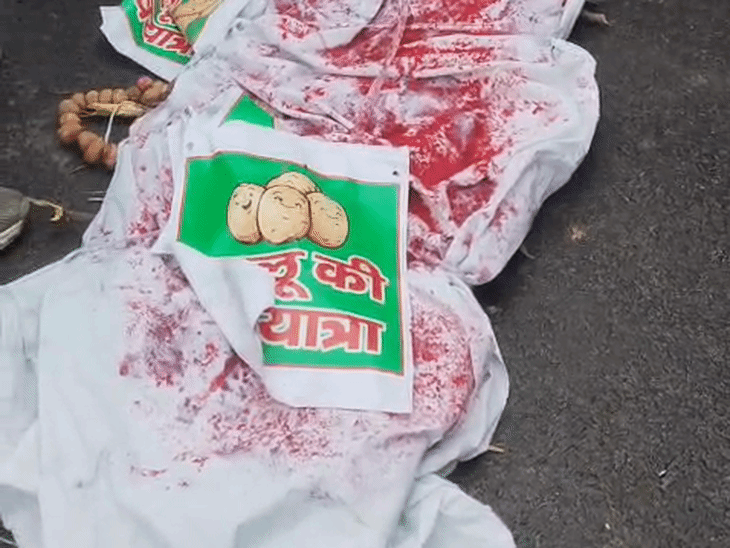 किसानों ने आलू के गिरते दाम के विरोध में शवयात्रा निकाली।