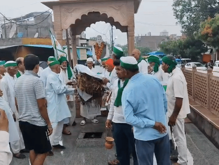 आलू की सांकेतिक अर्थी के साथ दिखे किसान।
