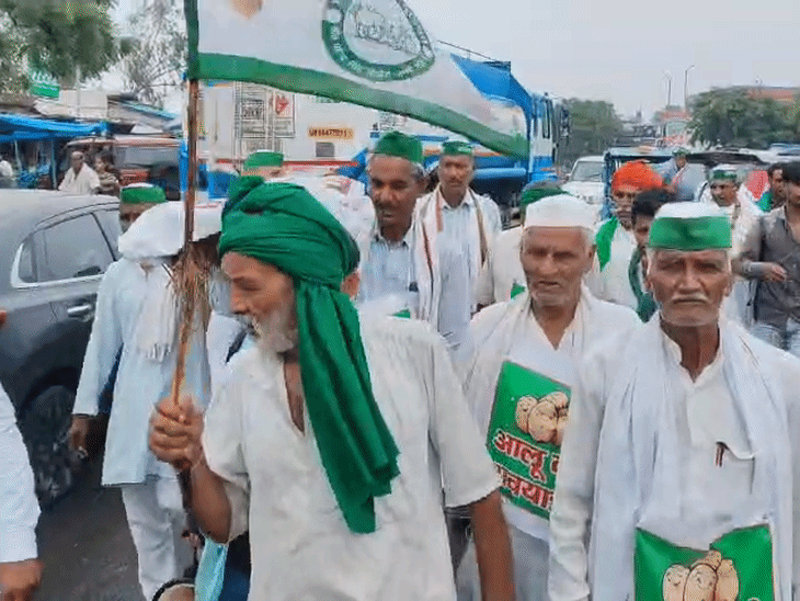 विरोध प्रदर्शन में सैकड़ों किसान शामिल हुए।