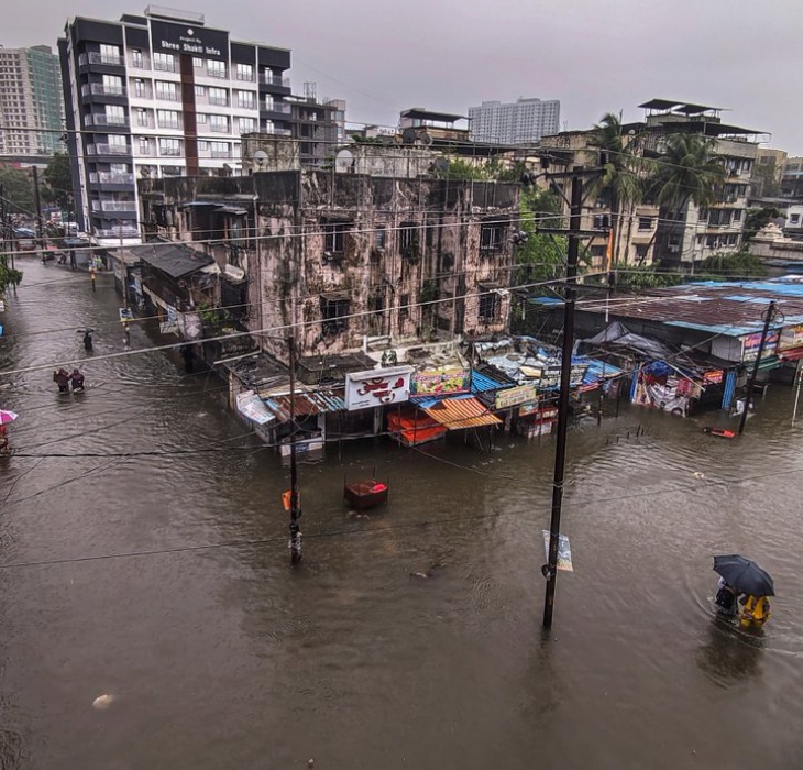 महाराष्ट्र के पालघर जिले के नालासोपारा में सड़कें और रेलवे ट्रैक डूब गई हैं।